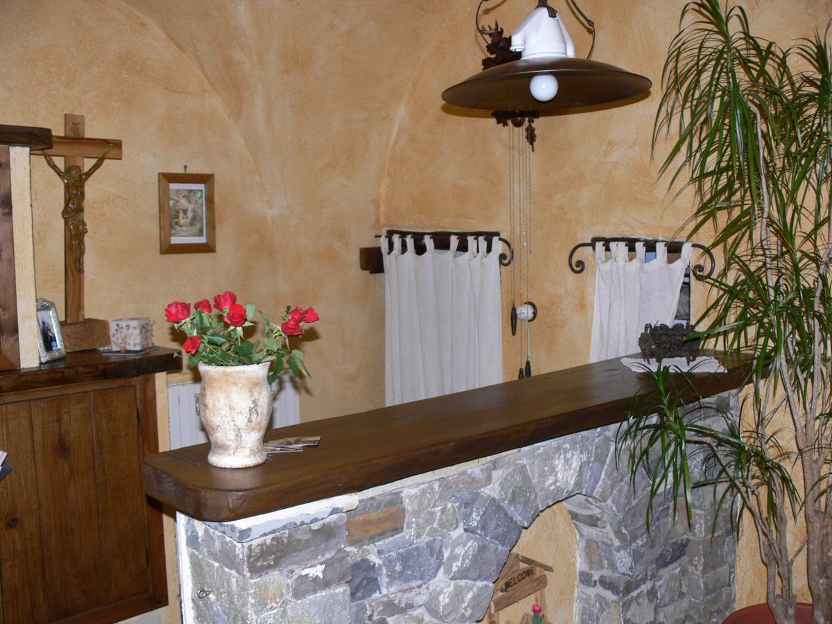 לינה וארוחת בוקר Montalto Ligure Il Cappellaio Matto מראה חיצוני תמונה