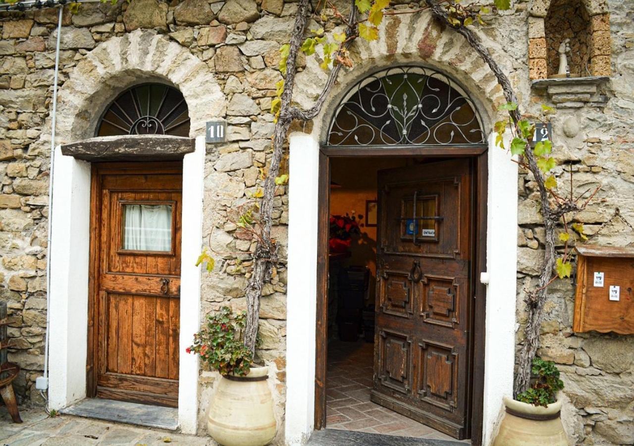 לינה וארוחת בוקר Montalto Ligure Il Cappellaio Matto מראה חיצוני תמונה